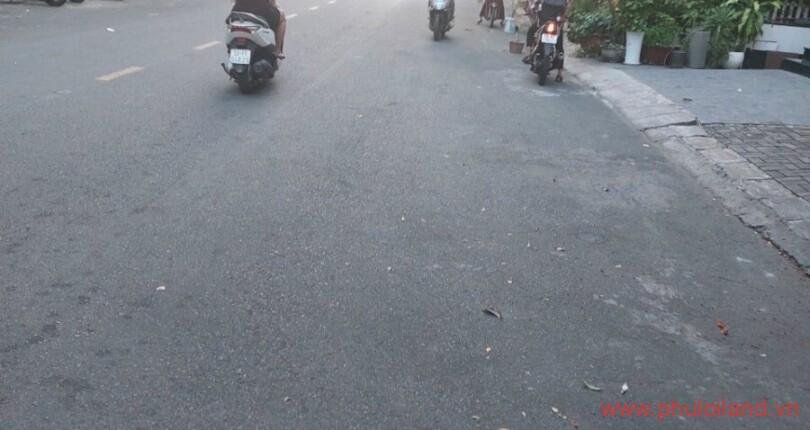 duong-lon-lo-gioi-20m-truoc-khach-san-can-ban