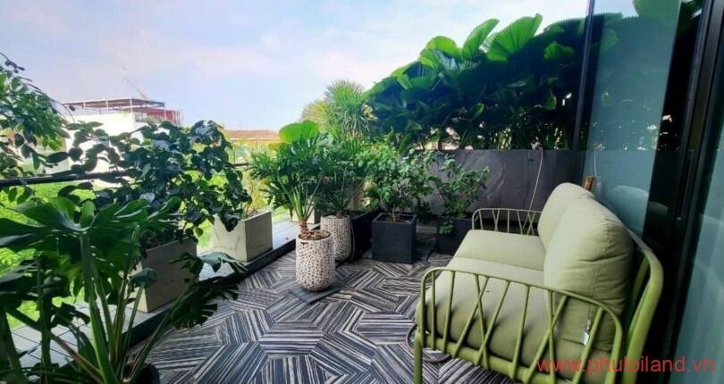 goc-ban-cong-lau-2-cua-biet-thu-dang-can-ban