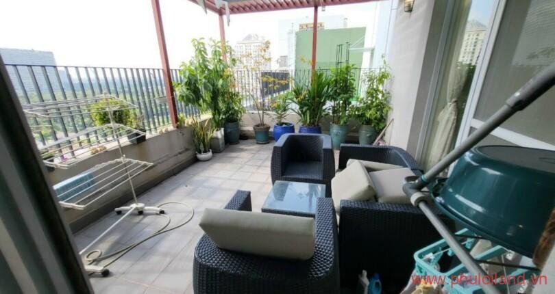 hinh-anh-ban-cong-lon-o-phong-khach