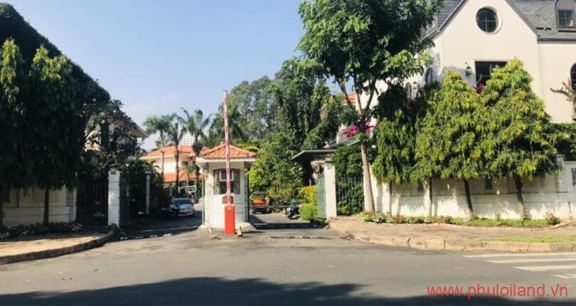 hinh-anh-cong-nam-vao-khu-biet-thu-phu-gia-quan-7