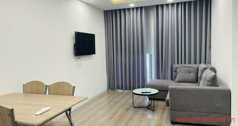 hinh anh phong khach can ho can ban 9 810x430 - Bán căn hộ chung cư Scenic Valley 1, 02pn, tầng cao, view Crescent Mall, nhà đang có hợp đồng thuê ổn định.