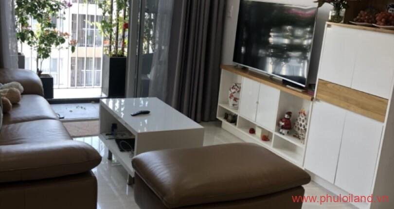 hinh-anh-phong-khach-can-ho-tu-bancon-nhin-vao