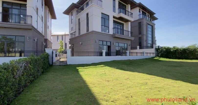 hinh-anh-san-vuon-phia-sau-biet-thu-can-ban