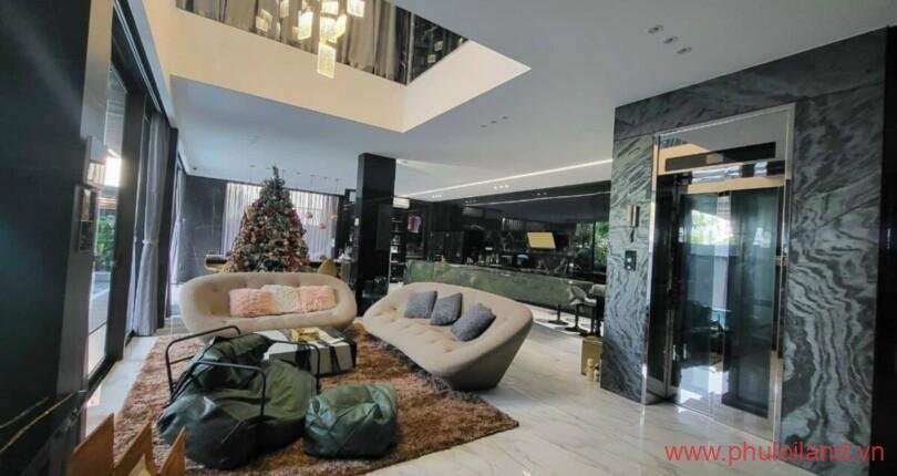 khong-gian-phong-khach-tang-tret-cua-biet-thu-can-ban-tai-my-gia-2