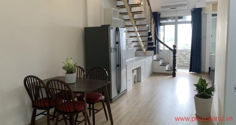 khu-vuc-bep-huong-ra-cau-thang-can-ho-hung-vuong-3