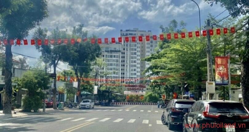 nha-ban-gan-duong-nguyen-thi-thap-va-chung-cu-sky-garden-phu-my-hung