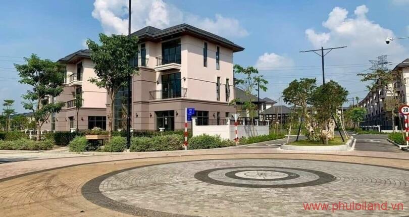 nha-dat-can-ban-nhin-ra-khu-quang-truong