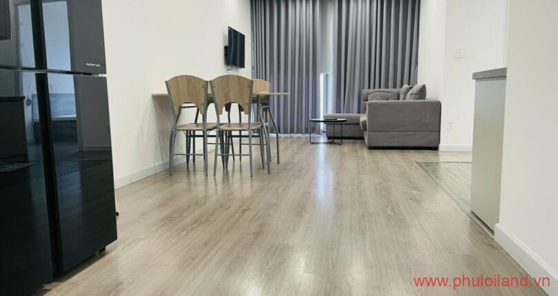 phong khach can ho can ban 810x430 - Bán căn hộ chung cư Scenic Valley 1, 02pn, tầng cao, view Crescent Mall, nhà đang có hợp đồng thuê ổn định.