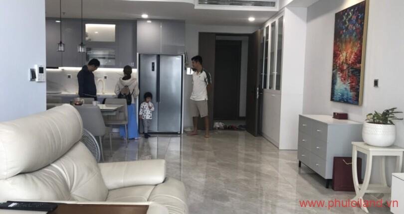 phong-khach-can-ho-midtown-m8-dang-chao-ban