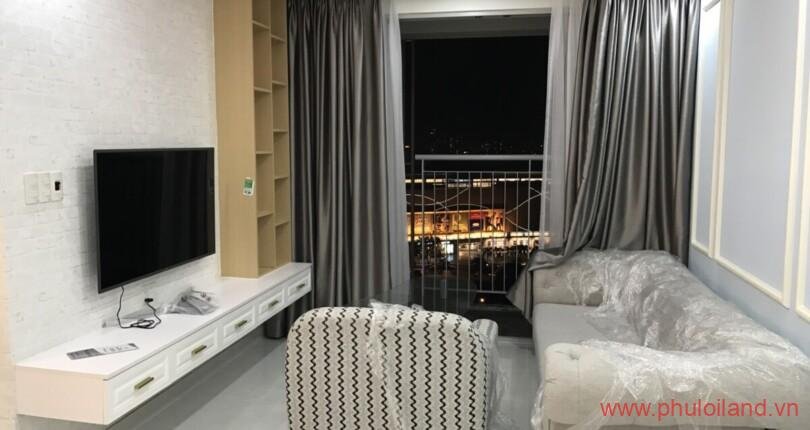 phong-khach-can-ho-rong-nhin-ve-crescent -mall