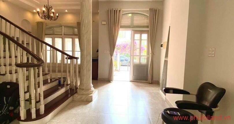 phong-khach-nha-dat-can-ban