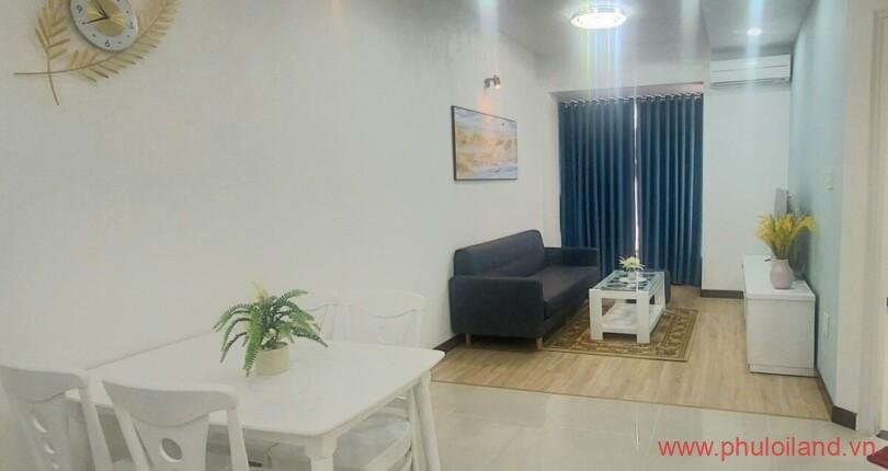 phong-khach-trong-can-ho-can-ban-sky-garden-2