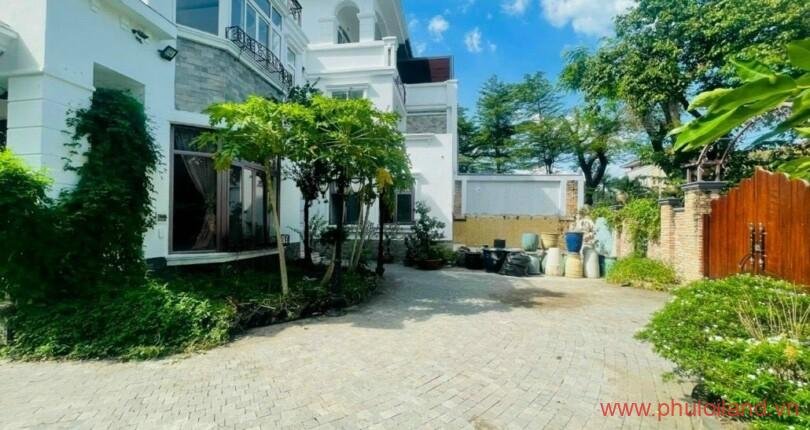 san-vuong-rong-rai-truoc-nha-biet-thu-can-ban