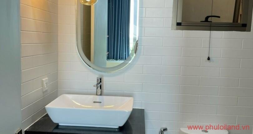 toilet-1-trong-can-ho-can-cho-thue-the-peak
