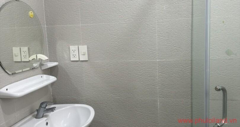 toilet-trong-can-ho-cho-thue-sky-garden-3