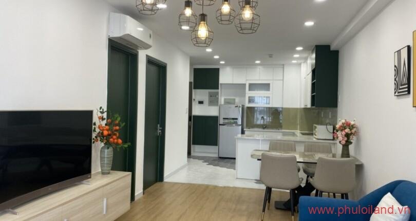 Phong-Khach-sang-trong-trong-can-ho-ban-tai-Saigon-South (4)