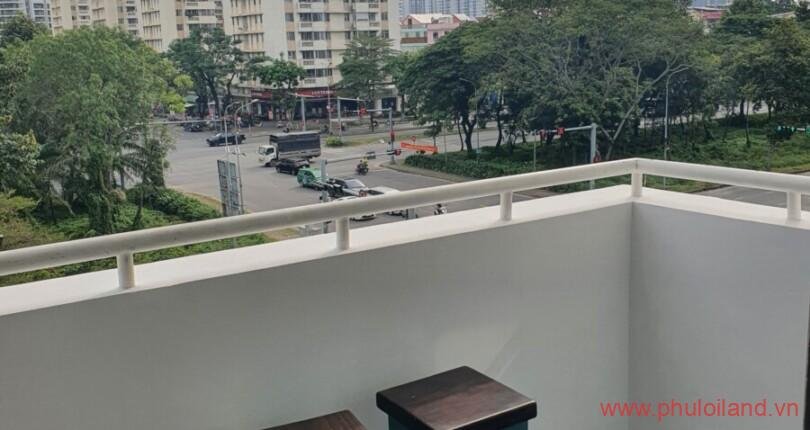 ban-cong-ben-trong-can-ho