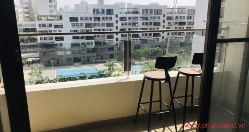 ban cong con lai nhin tuc dien ho boi tien ich noi khu 810x430 - Giảm giá bán gấp căn hộ Panorma Phú Mỹ Hưng, ban công phòng khách lầu cao, view sông