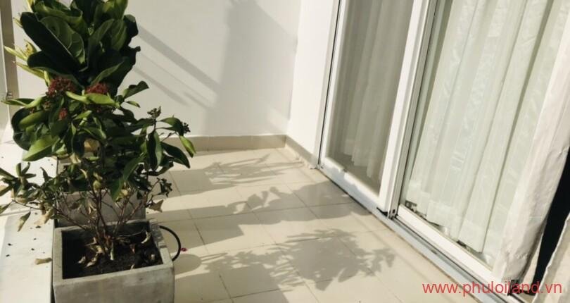 can-canh-ban-cong-phong-khach-can-ho-can-ban