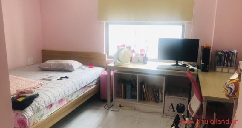 can-canh-phong-ngu-be-gai-trong-can-ho-ban