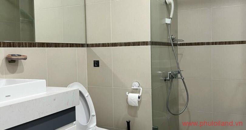 can-ho-co-hai-toilet-day-du-thiet-bi