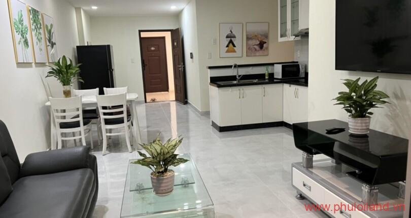 hinh anh phong khach can ho can cho thue 810x430 - Cho thuê căn hộ chung cư Scenic Valley 1, 77m2, căn góc, giá 20tr/tháng, nhà đang trống.