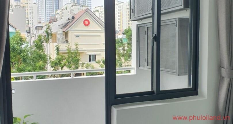 huong-phong-ngu-nhin-ra-ban-con