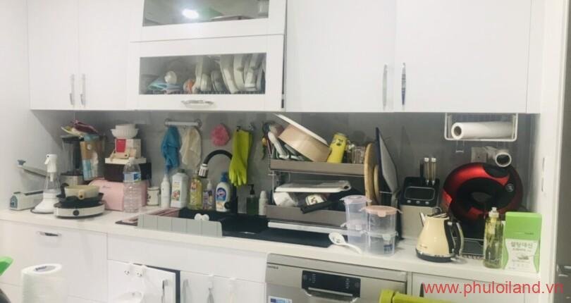 khong-gian-bep-trang-sang