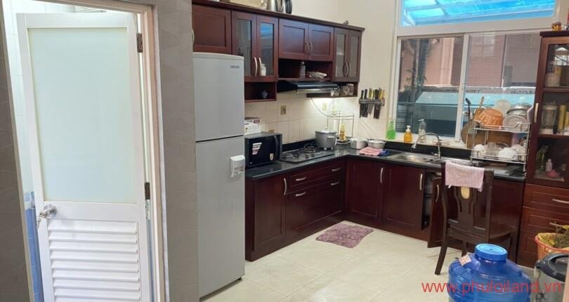 khong-gian-bep-trong-nha-biet-thu-can-ban