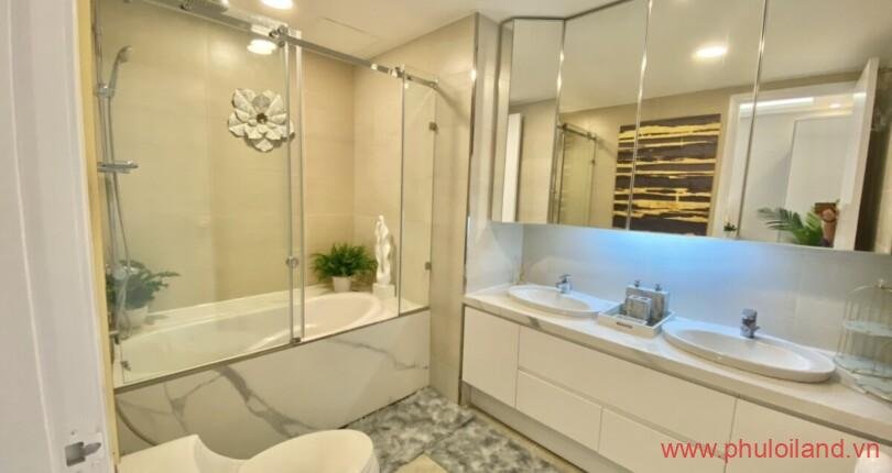 khong-gian-toilet-sang-trong