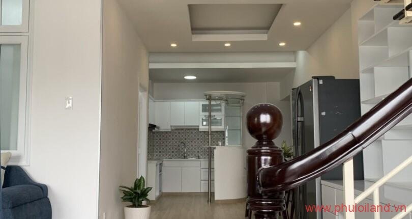 khu-vuc-cau-thang-huong-vao-bep-can-ho-hung-vuong-3