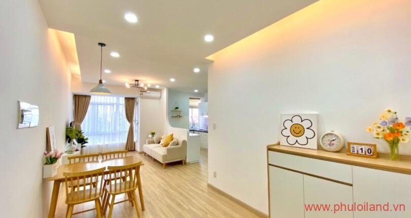 phong khach trong can ho can ban sky garden 3 2 4 810x430 - Sang nhượng căn hộ Sky Garden 3 PMH, 70m2, lầu thấp, view sông, thiết kế 2pn, 2wc, nhà như hình- Giá: 3,29 tỷ.