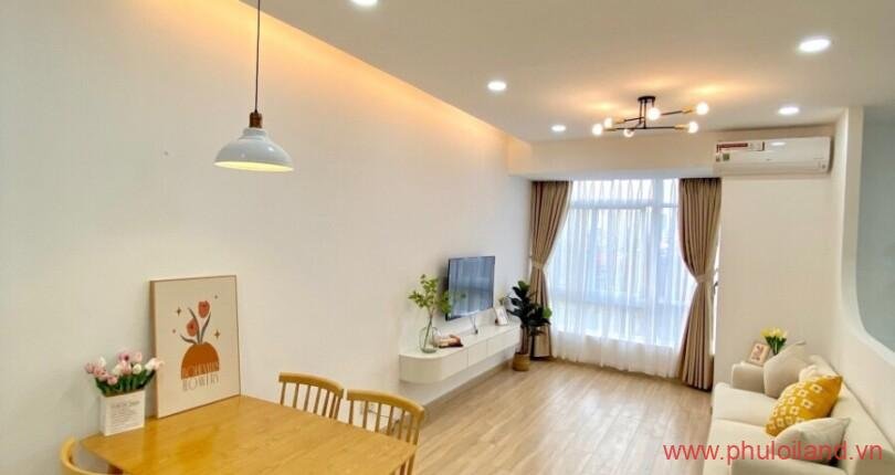 phong-khach-trong-can-ho-can-ban-sky-garden-3 (3)