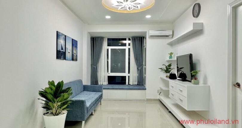 phong-khach-xinh-xan-sang-trong-trong-can-ho-can-ban-sky-garden-3 (2)
