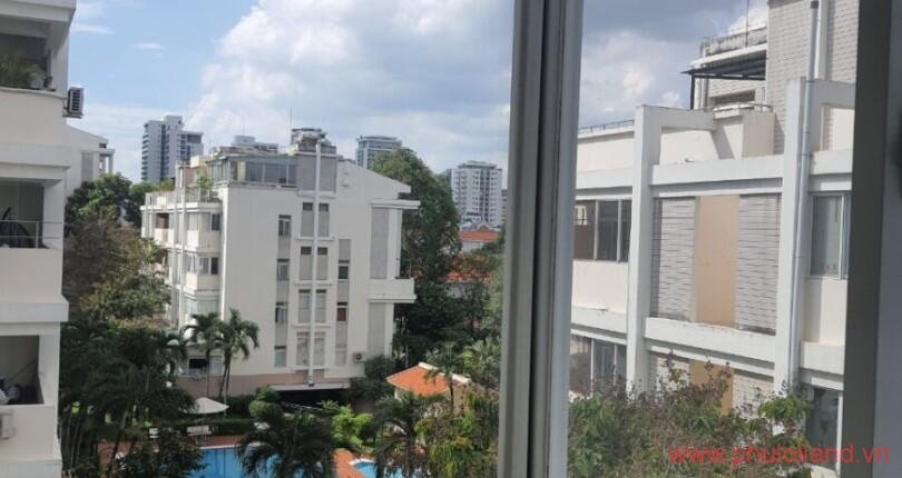 phong-ngu-can-ho-nhin-truc-dien-ho-boi-noi-khu