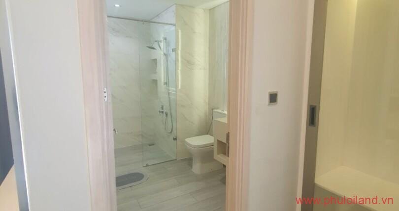 toilet-1-cua-can-ho-can-ban-midtown-m5
