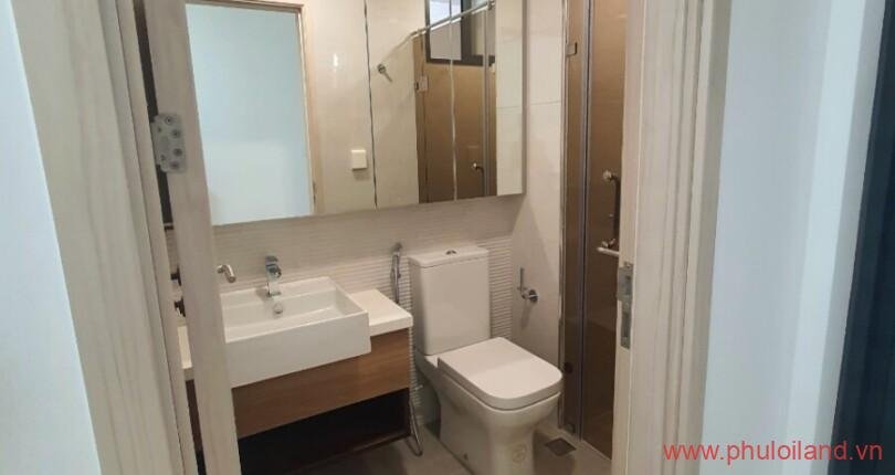 toilet-1-trong-can-ho-can-cho-thue-hung-phuc-premier