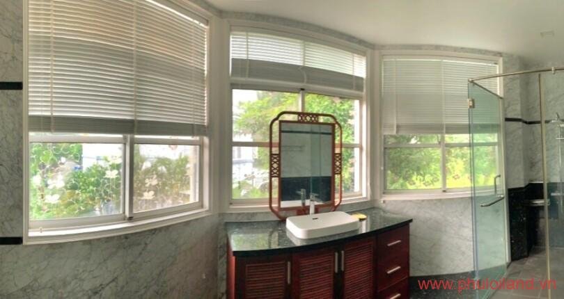 toilet-cua-can-biet-thu-cho-thue-hung-thai-2