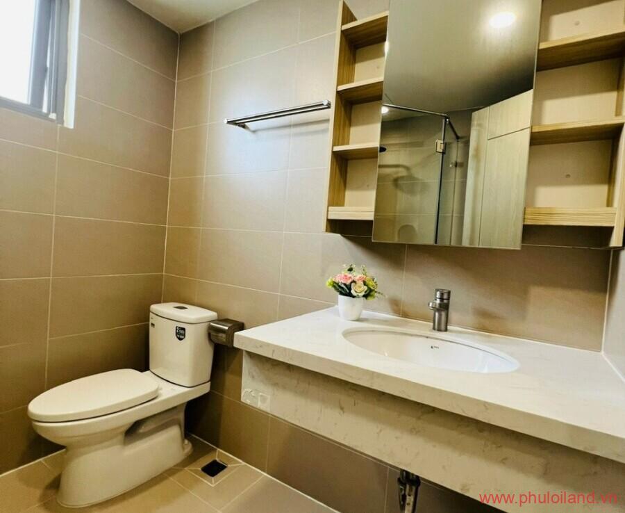 toilet cua can ho can ban sai gon south 1 900x738 - Sang nhượng Căn Hộ Sài Gòn South, đầy đủ nội thất diện tích 100 m2, 3pn, 2wc – Giá 5,35 tỷ