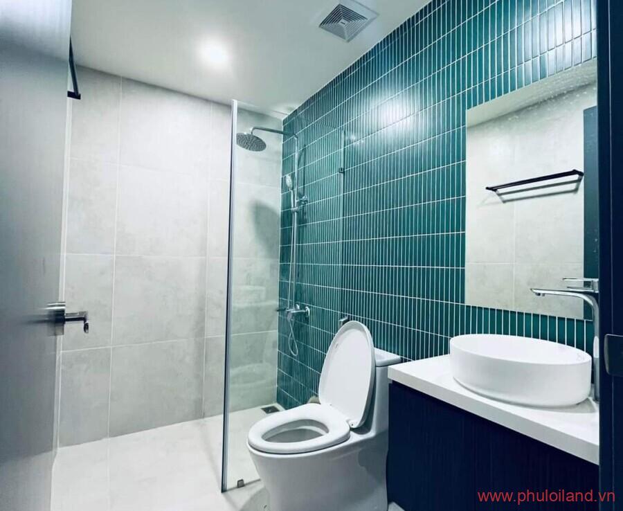 toilet cua can ho can ban sunrise riverside 900x738 - Bán nhanh Căn Hộ Sunrise Riverside đầy đủ nội thất diện tích 70 m2, 2pn, 2wc – Giá 3,350 tỷ