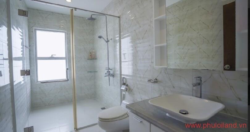 toilet-rong-rai-day-du-trang-thiet-bi