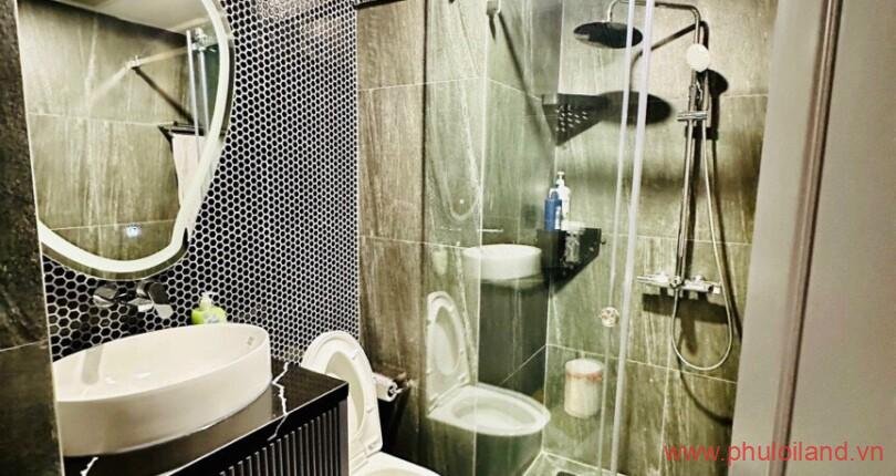 toilet-sang-trong-day-du-trang-thiet-bi