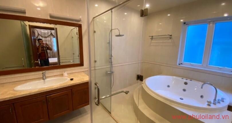 toilet-trong-biet-thu-cho-thue-nam-thong-1