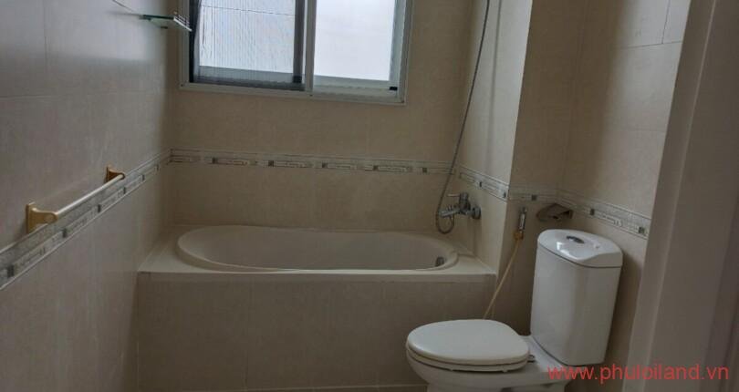 toilet-trong-can-biet-thu-don-lap-cho-thue-phu-gia