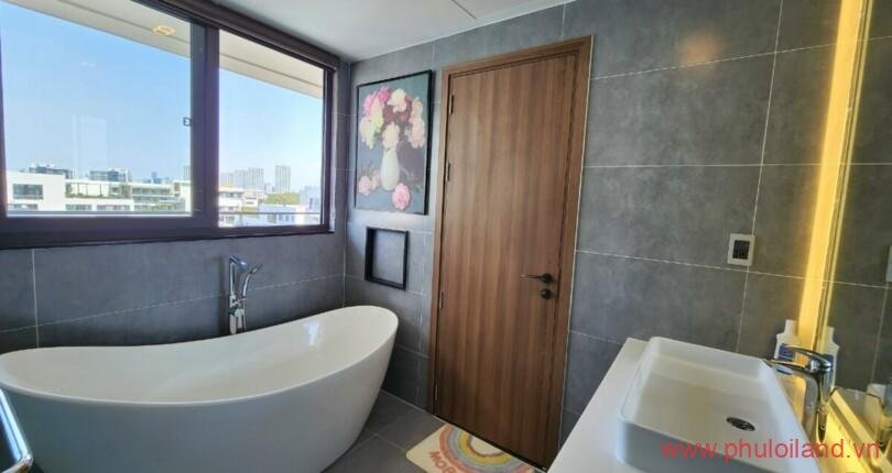 toilet-trong-can-ho-can-ban-panorama