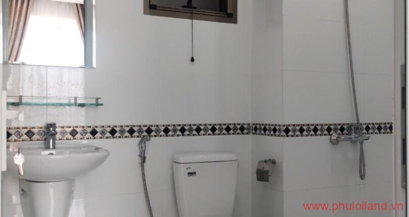 toilet-trong-can-ho-cho-thue-the-peak