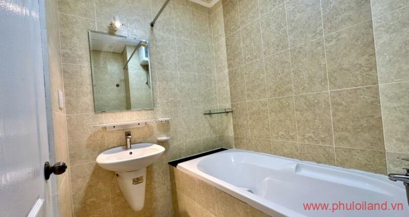 toilet-trong-trong-can-ho-can-ban-sky-garden-3