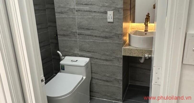 tolet-ben-trong-can-ho