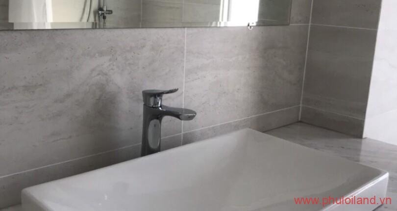 trang-thiet-bi-ve-sinh-day-du-trong-can-ho