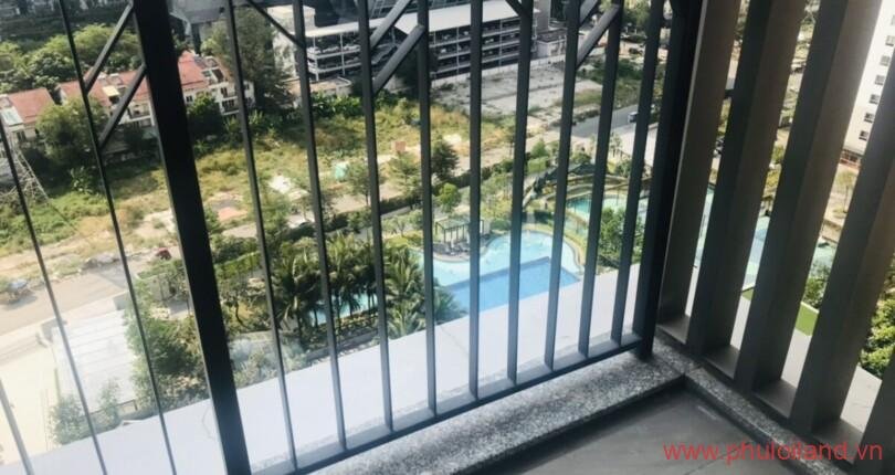 view-ban-cong-phong-khach-can-ho-saigon-south-residence-nhin-truc-dien-ho-boi-noi-khu